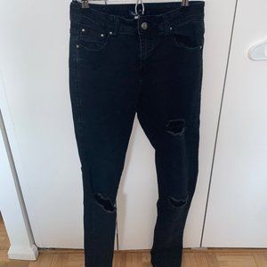 FRAME // RIPPED JEANS